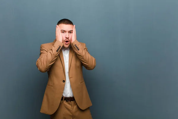 Ung Stilig Affärsman Ser Obehagligt Chockad Rädd Eller Orolig Mun — Stockfoto