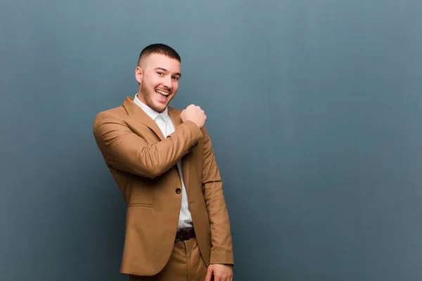 Jovem Empresário Bonito Sentindo Feliz Positivo Bem Sucedido Motivado Enfrentar — Fotografia de Stock