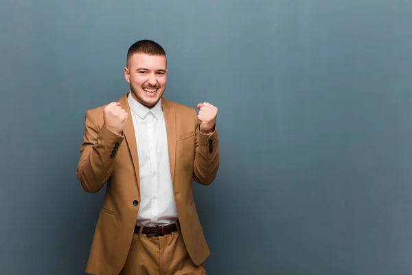 Νεαρός Όμορφος Επιχειρηματίας Φωνάζει Θριαμβευτικά Γελώντας Και Νιώθοντας Χαρούμενος Και — Φωτογραφία Αρχείου