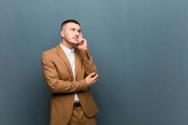 Ung Stilig Affärsman Med Koncentrerad Look Undrar Med Ett Tveksamt — Stockfoto