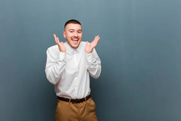 Νεαρός Όμορφος Επιχειρηματίας Αισθάνεται Σοκαρισμένος Και Ενθουσιασμένος Γελώντας Έκπληκτος Και — Φωτογραφία Αρχείου