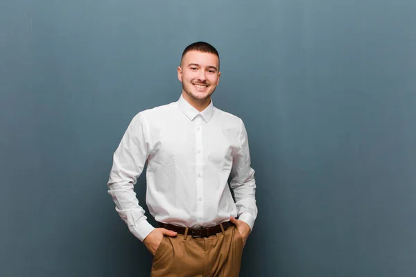 Fiatal Jóképű Üzletember Vidáman Lazán Mosolyog Pozitív Boldog Magabiztos Nyugodt — Stock Fotó