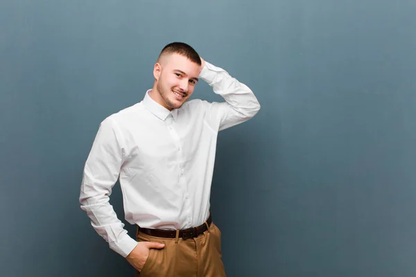 Joven Hombre Negocios Guapo Sonriendo Alegre Casualmente Tomando Mano Cabeza — Foto de Stock