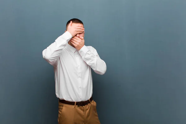 Ung Stilig Affärsman Täcka Ansikte Med Båda Händerna Säger Nej — Stockfoto