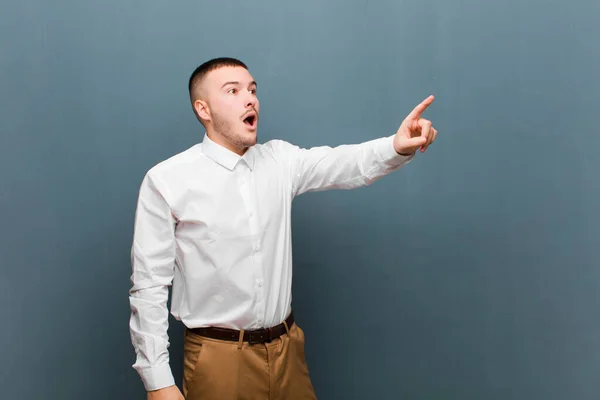 Joven Hombre Negocios Guapo Sintiéndose Sorprendido Sorprendido Apuntando Mirando Hacia —  Fotos de Stock