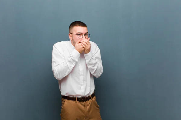 年轻英俊的生意人双手捂住嘴 脸上带着震惊 惊讶的表情 保守秘密 或者在平淡的背景下说 — 图库照片