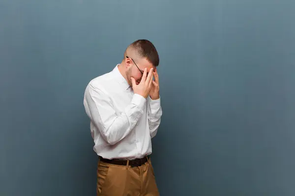 Ung Stilig Affärsman Som Täcker Ögonen Med Händerna Med Sorgsen — Stockfoto