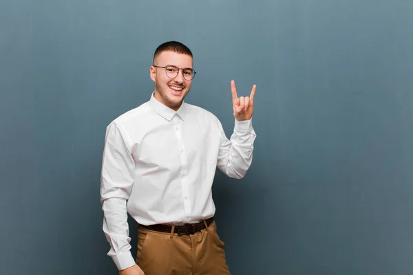 Jovem Empresário Bonito Sentindo Feliz Divertido Confiante Positivo Rebelde Fazendo — Fotografia de Stock