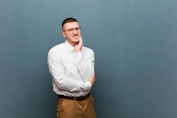 Joven Hombre Negocios Guapo Sosteniendo Mejilla Sufriendo Dolor Muelas Doloroso — Foto de Stock