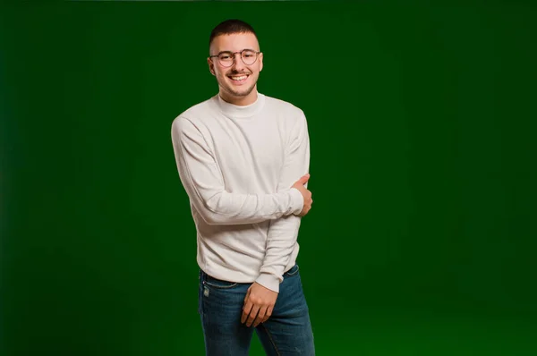 Jovem Homem Bonito Rindo Tímida Alegremente Com Uma Atitude Amigável — Fotografia de Stock