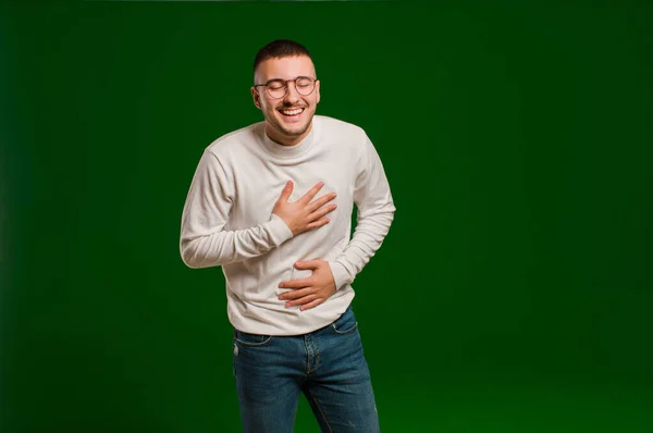 Mladý Pohledný Muž Hlasitě Směje Nějakému Vtipu Cítí Šťastný Veselý — Stock fotografie