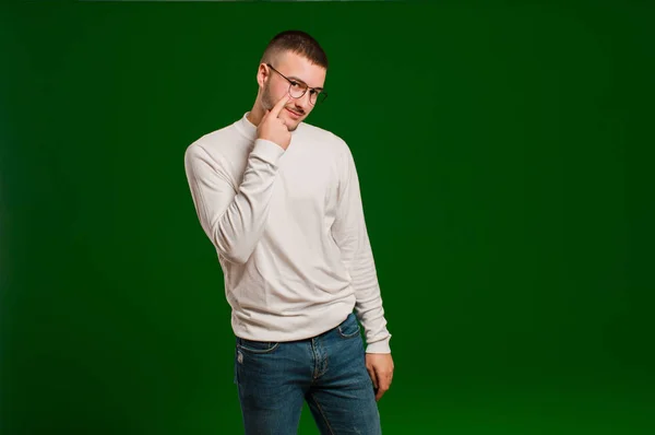 Junger Gutaussehender Mann Der Dich Auge Behält Dir Nicht Vertraut — Stockfoto