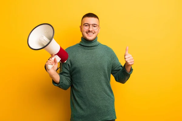 Jonge Knappe Man Tegen Platte Muur Met Een Megafoon — Stockfoto