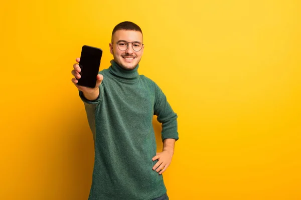 Młody Przystojny Mężczyzna Płaskiej Ścianie Smartfonem — Zdjęcie stockowe