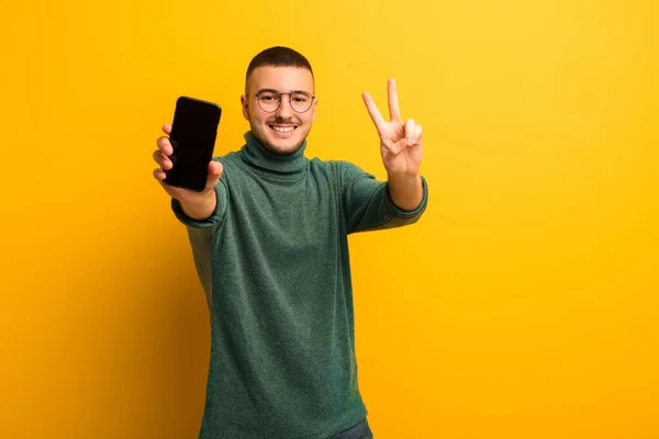 Jovem Homem Bonito Contra Parede Plana Com Telefone Inteligente — Fotografia de Stock