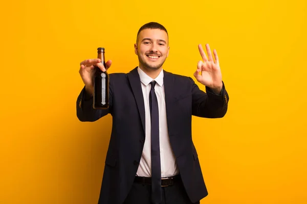 Jovem Bonito Empresário Contra Plano Fundo Tendo Uma Cerveja — Fotografia de Stock