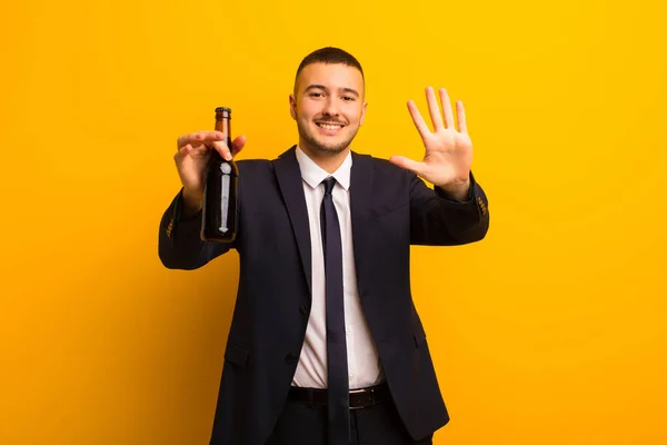 Genç Yakışıklı Adamı Arka Planda Bira Içiyor — Stok fotoğraf
