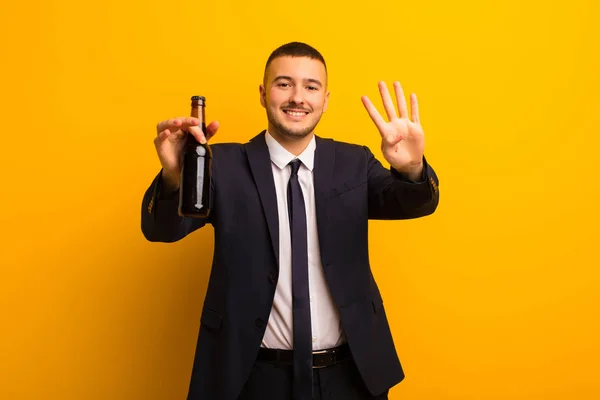 Jovem Bonito Empresário Contra Plano Fundo Tendo Uma Cerveja — Fotografia de Stock