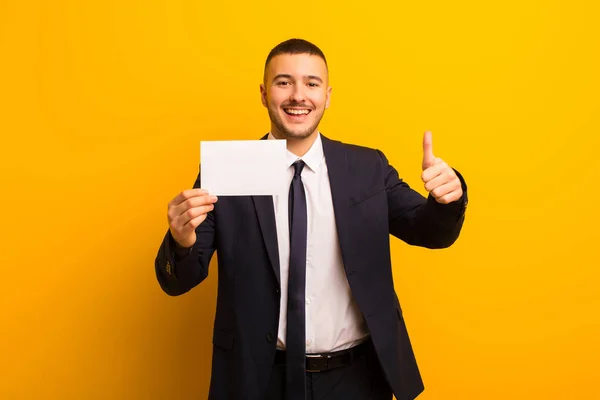 Joven Hombre Negocios Guapo Sobre Fondo Plano Con Una Pancarta — Foto de Stock