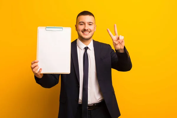 Joven Hombre Negocios Guapo Sobre Fondo Plano Con Una Pancarta — Foto de Stock