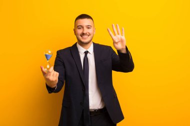 Kum saati zamanlayıcısı olan genç ve yakışıklı bir iş adamı.