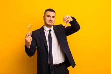 Kum saati zamanlayıcısı olan genç ve yakışıklı bir iş adamı.