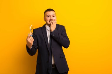 Kum saati zamanlayıcısı olan genç ve yakışıklı bir iş adamı.