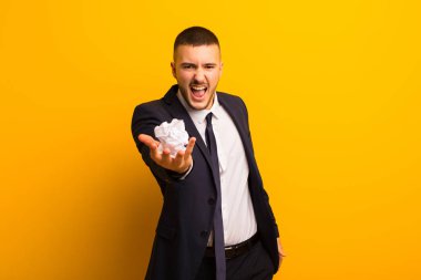 Kırışık kağıtlı genç ve yakışıklı bir iş adamı.