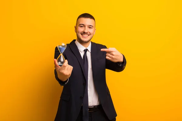 Joven Hombre Negocios Guapo Contra Fondo Plano Con Temporizador Reloj — Foto de Stock