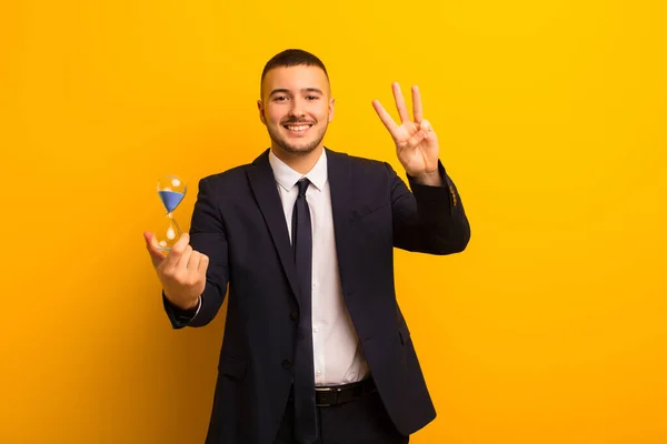 Joven Hombre Negocios Guapo Contra Fondo Plano Con Temporizador Reloj — Foto de Stock