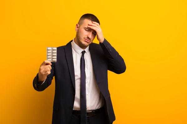 Ung Stilig Affärsman Mot Platt Bakgrund Med Piller Kapslar — Stockfoto