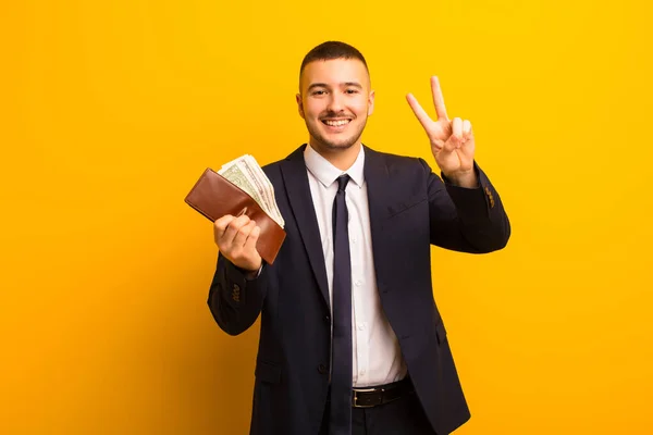 Joven Hombre Negocios Guapo Contra Fondo Plano Concepto Dinero — Foto de Stock