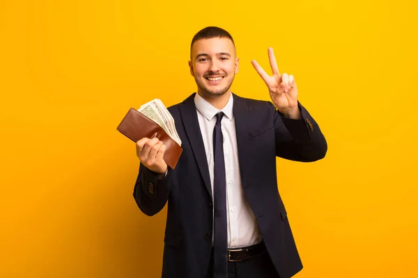 Ung Stilig Affärsman Mot Platt Bakgrund Pengar Koncept — Stockfoto