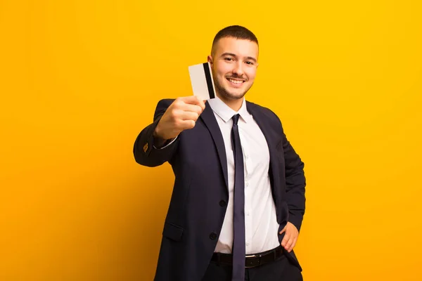 Joven Hombre Negocios Guapo Contra Fondo Plano Concepto Dinero — Foto de Stock