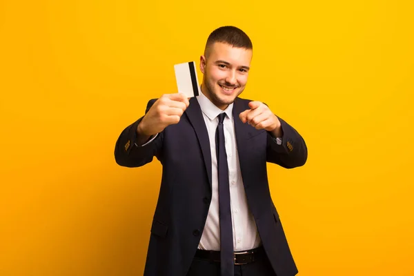 Joven Hombre Negocios Guapo Contra Fondo Plano Concepto Dinero — Foto de Stock