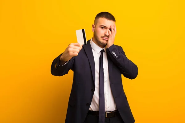 Junger Gutaussehender Geschäftsmann Gegen Geld Konzept Mit Flachem Hintergrund — Stockfoto