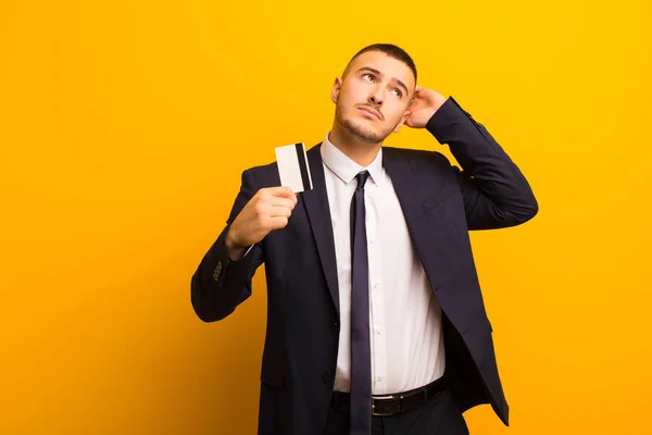 Joven Hombre Negocios Guapo Contra Fondo Plano Concepto Dinero —  Fotos de Stock