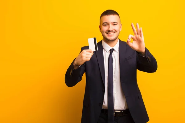 Joven Hombre Negocios Guapo Contra Fondo Plano Concepto Dinero — Foto de Stock