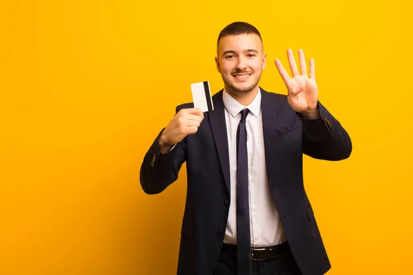 Joven Hombre Negocios Guapo Contra Fondo Plano Concepto Dinero — Foto de Stock