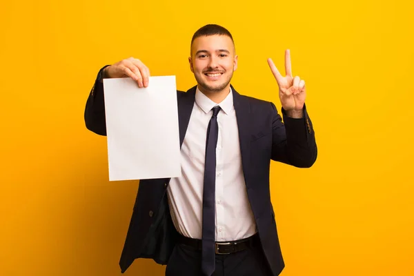 Jovem Bonito Empresário Contra Plano Fundo Segurando Pedaço Papel Vazio — Fotografia de Stock