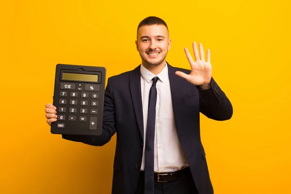 Ung Stilig Affärsman Mot Platt Bakgrund Med Miniräknare — Stockfoto