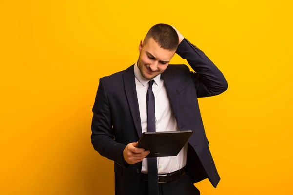 Jovem Bonito Empresário Contra Plano Fundo Com Tablet — Fotografia de Stock