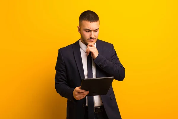 Genç Yakışıklı Adamı Tabletle Arka Planda Yaşıyor — Stok fotoğraf