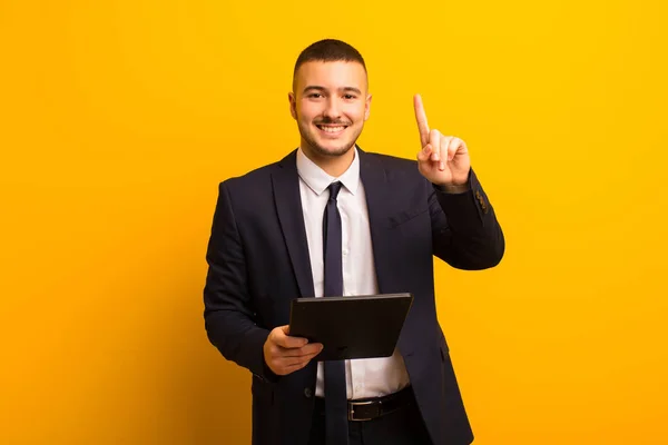 Ung Stilig Affärsman Mot Platt Bakgrund Med Tablett — Stockfoto