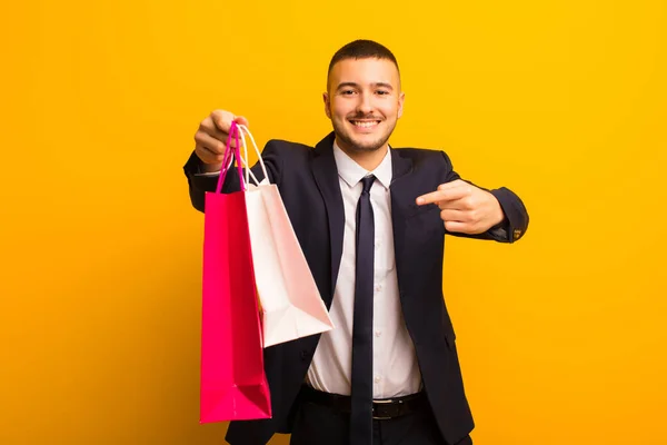 Joven Hombre Negocios Guapo Contra Fondo Plano Con Bolsas Compras —  Fotos de Stock