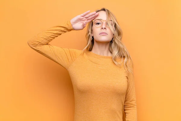 Ung Söt Blond Kvinna Hälsar Kameran Med Militär Hälsning Akt — Stockfoto