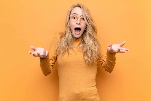 Ung Söt Blond Kvinna Känner Sig Extremt Chockad Och Förvånad — Stockfoto