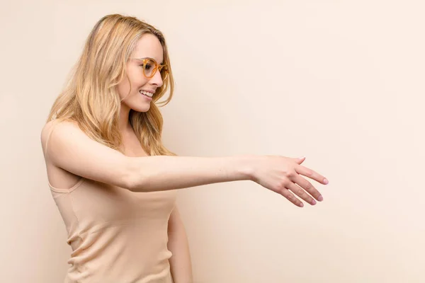 Young Pretty Blonde Woman Smiling Greeting You Offering Hand Shake — Stock Photo, Image