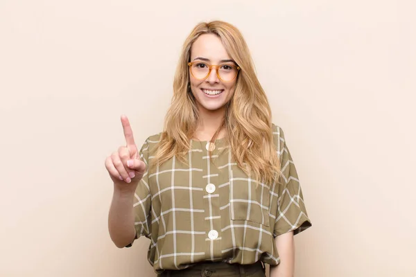 Jovem Mulher Loira Bonita Sorrindo Olhando Amigável Mostrando Número Primeiro — Fotografia de Stock