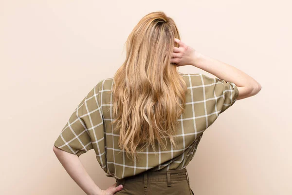 Young Pretty Blonde Woman Thinking Doubting Scratching Head Feeling Puzzled — Stock Photo, Image